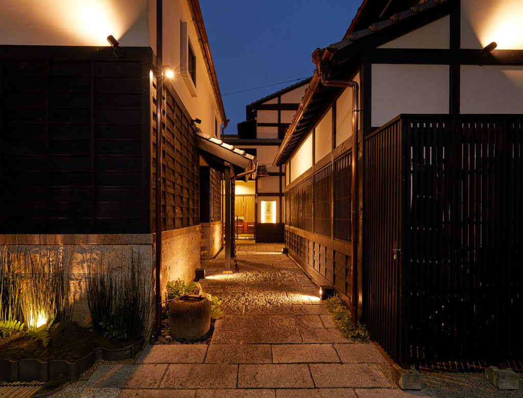 日本の伝統的な建築を残しつつ、時間をともに過ごしてきた梁や柱などを活かしながら、暮らす人に趣ある空間を提供するのが私たちが考える古民家再生です。 | REJ株式会社